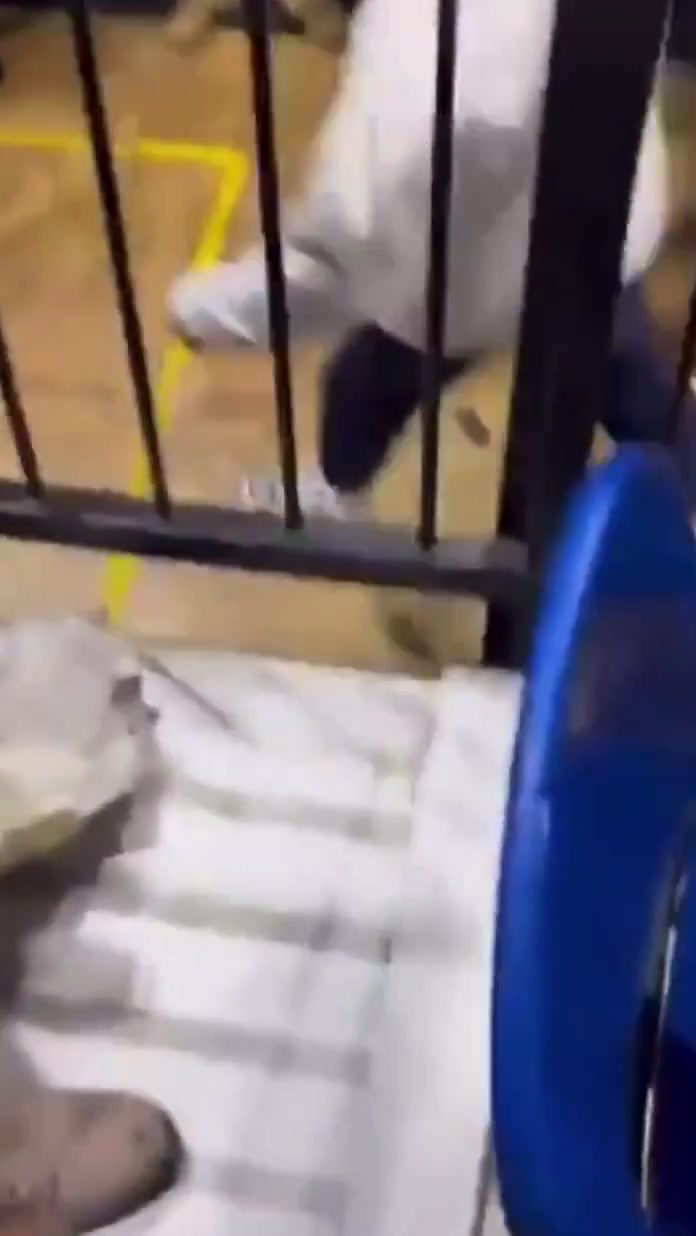 狠抓下体🤬!考辛斯遭球迷狂泼饮料🌧暴走被五名保安死死摁住